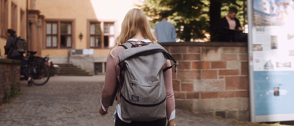 Studentin auf dem Weg zur Alten Universität