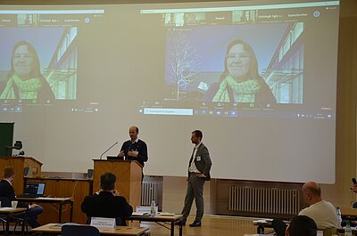 Prof. Dr. Andreas Hotho und Dr. David Roth-Isigkeit in der Diskussion nach dem Vortrag von Prof. Dr. Ruth Janal.